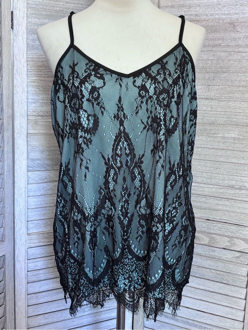 NWOT Aqua/Turquoise w/ intricate floral black lace overlay camisole Plus SZ 2X